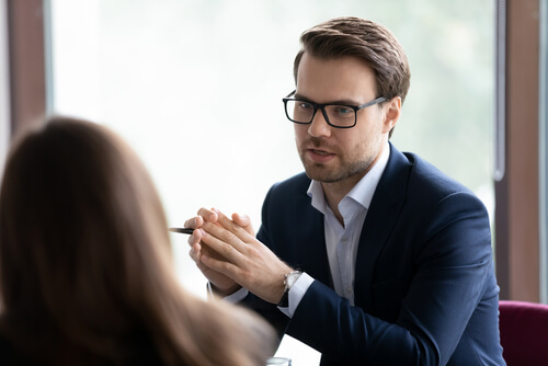 従業員の話を聞く人事課の男性