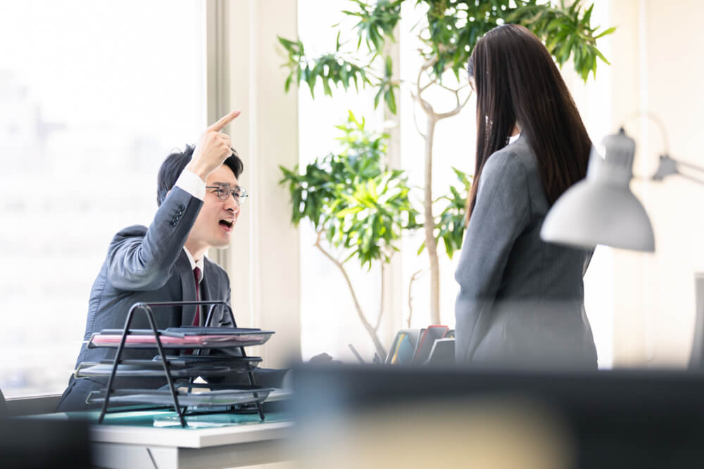 女性社員を叱る上司