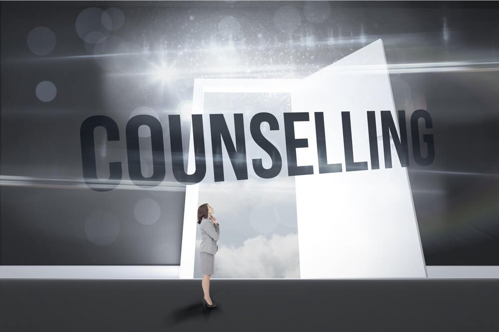 COUNSELLINGと書かれた掲示とそれを見上げる人物