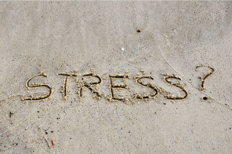STRESS?と書かれた砂浜