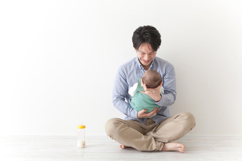 育児をしている男性