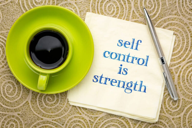 コーヒーとself control is strengthと書かれた紙