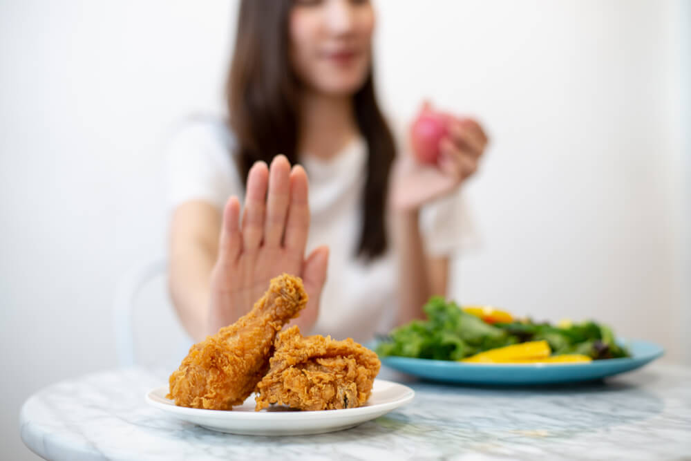 揚げ物を遠慮する女性