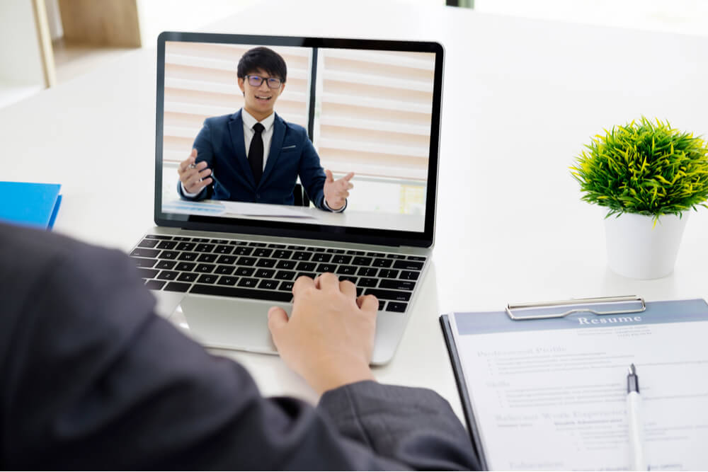 オンライン面接を受けている学生