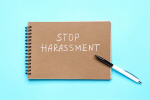 STOP HARASSMENTと書かれたメモ用紙