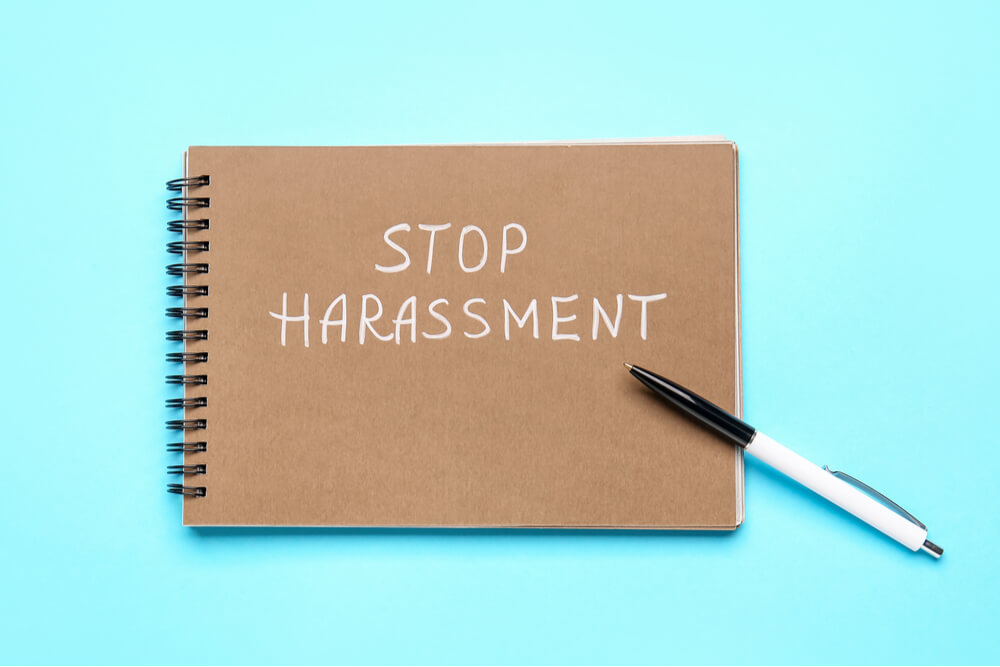 STOP HARASSMENTと書かれたメモ用紙