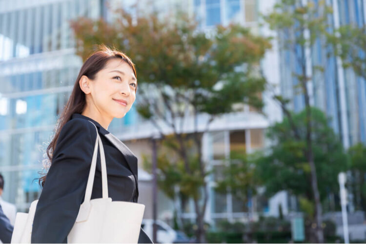 笑顔で歩いている女性社員