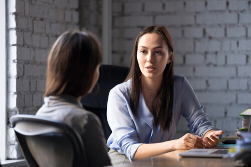 社員の相談にのる女性