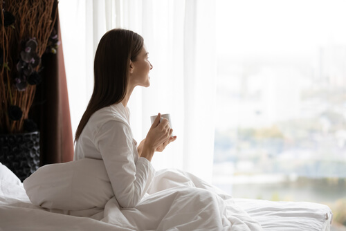 紅茶を飲む女性