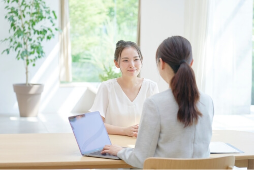 女性が相談している様子