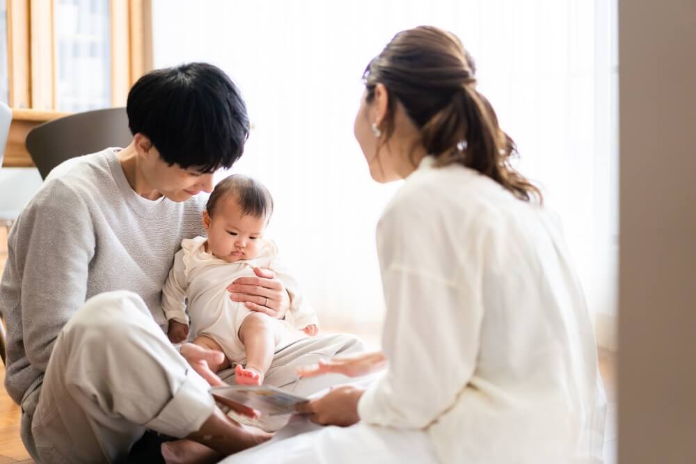 赤ちゃんのお世話をしている様子