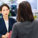 従業員と面談をしている担当者