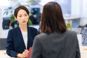 従業員と面談をしている担当者