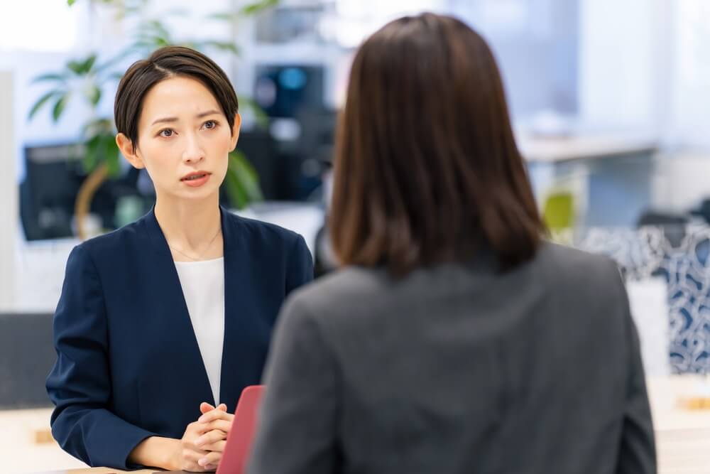 従業員と面談をしている担当者