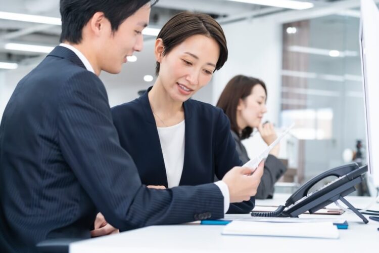 部下に指導する女性の上司