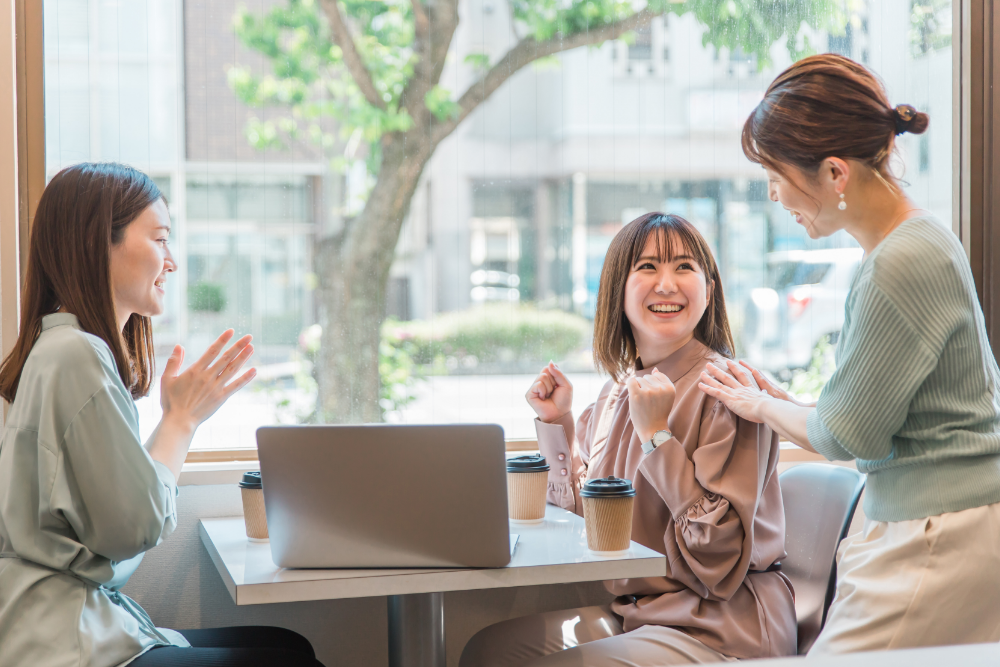 楽しく会話をする3人の女性