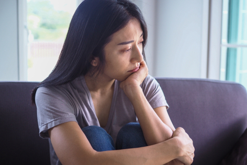 落ち込んでいる様子の女性