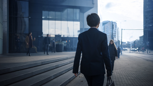 会社から去る男性