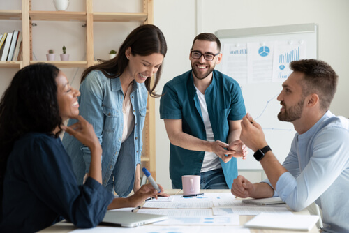 楽しそうに話している会社の人達