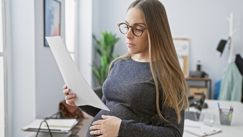 書類を見る妊婦