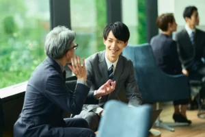 笑顔で話す男性達