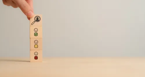 人の絵が描かれた木のブロックを積み重ねる人