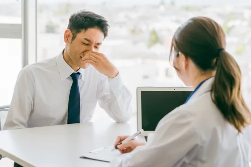 カウンセラーに相談する会社員