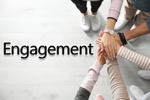 手を合わせている複数の人とEngagementの文字