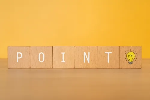 黄色い背景の前にPOINTと記載された積み木が並ぶ