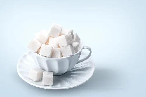 角砂糖がたくさんつまれたコーヒーカップ