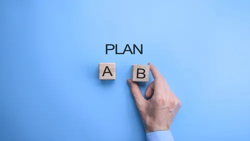水色の背景にPLANの文字と積み木を選ぶ手元