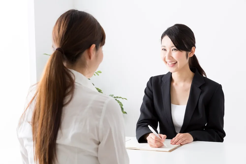 対話する2人の女性