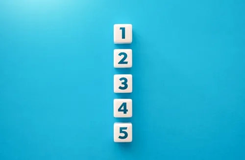 水色の背景に数字が描かれたサイコロが並ぶ