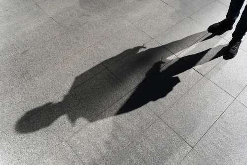 地面に映る自身の黒い影