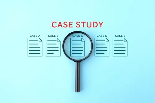 水色の背景にCASE STUDYの文字と虫眼鏡で覗くイラスト