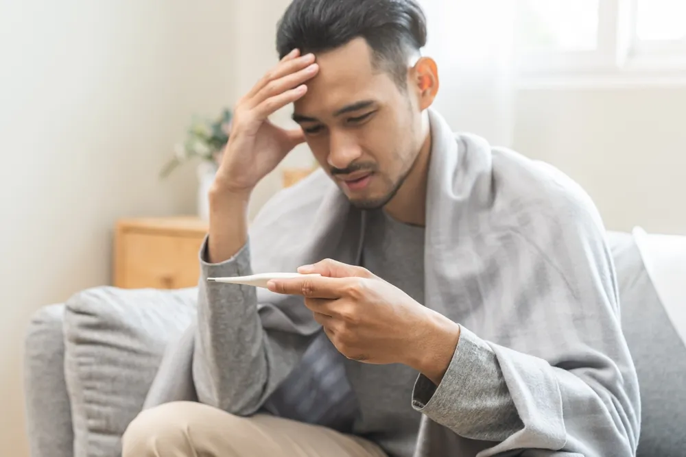 熱があり体調が悪そうな男性