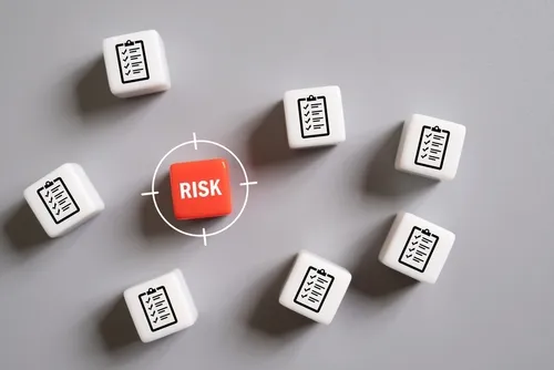 赤いRISKの文字のサイコロ複数並んだチェックマークのサイコロ
