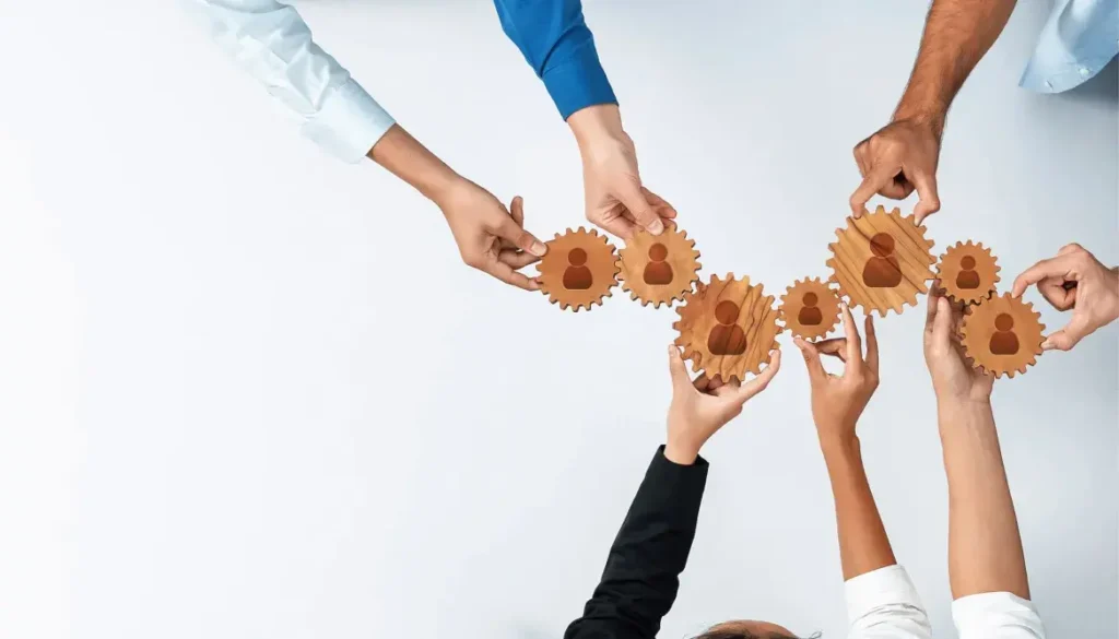 歯車を持つ複数の人の手