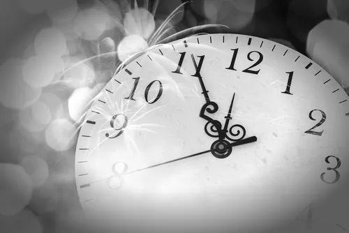 白黒の背景に煌めく時計