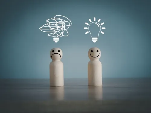 頭の上にひらめきと困っている感情を表すイラストが描かれた木製人形