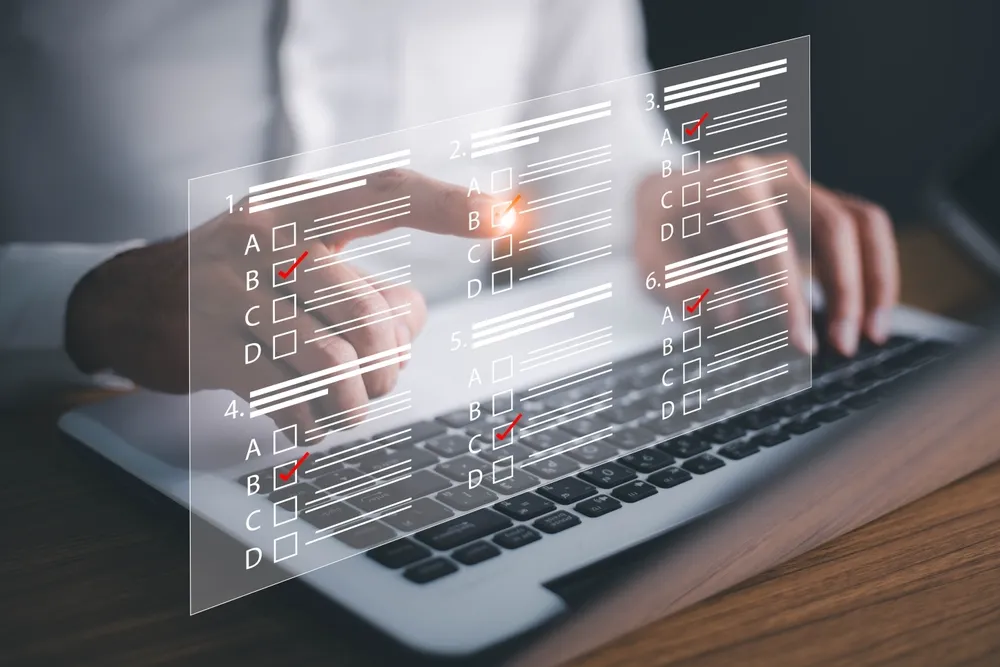 ストレスチェックの義務化とは？50人未満の事業場も義務化へ。要件や実施の流れ、注意点などを解説