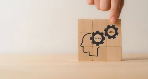 人の横顔と歯車のイラストが描かれた9つの積み木