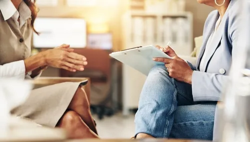 向かい合わせで会話をするカウンセリングの様子