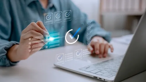 PCを開いて空間にある項目にペンでタッチする手元