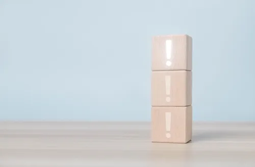 びっくりマークが描かれた3段の積み木