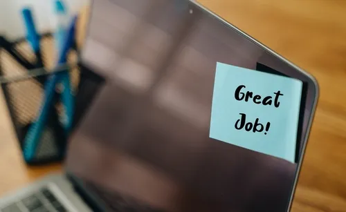 PCに付けられたGreat Job!と書かれた付箋