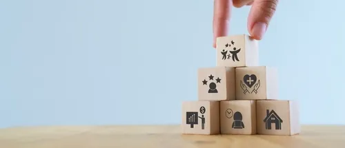 ワークライフバランスを表すイラストが描かれた積み上げられた積み木