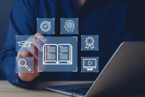 空間にイメージされたアイコンとPCを開いた人