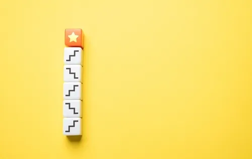 1列に並んだ、星や階段を表す記号が描かれたサイコロ