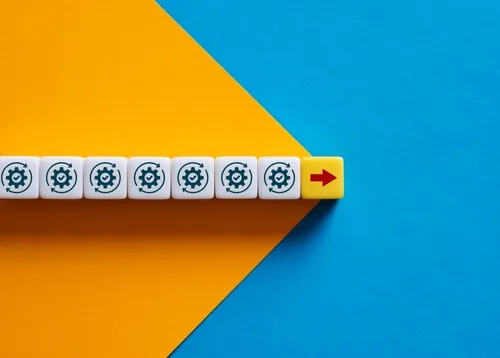 水色とオレンジの背景に並んだ歯車と矢印のサイコロ